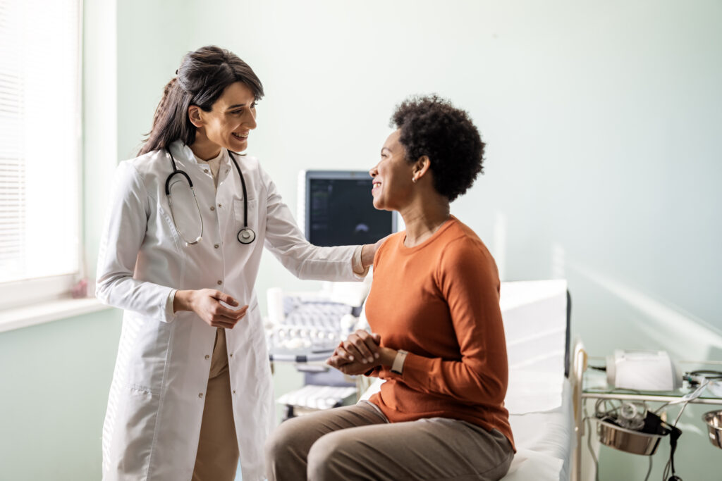 Praticienne médicale rassurant un patient
